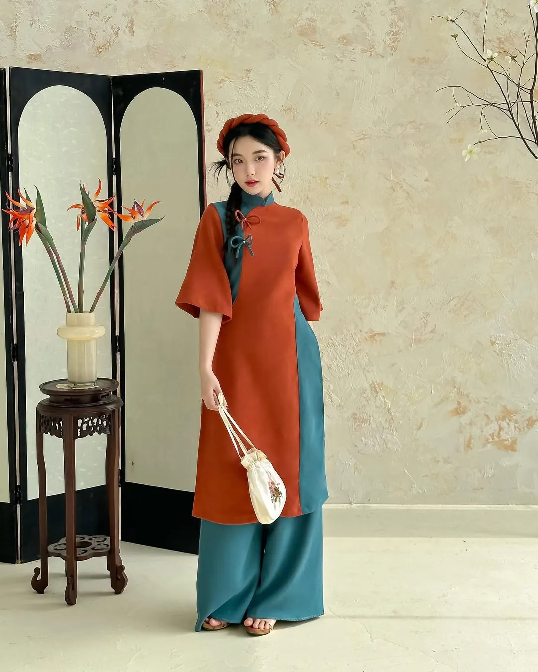 Chiếc mấn xếp nếp cùng tông màu với áo dài tạo nên một khối thống nhất