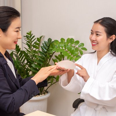 bác sĩ phẫu thuật thẩm mỹ cho bệnh nhân