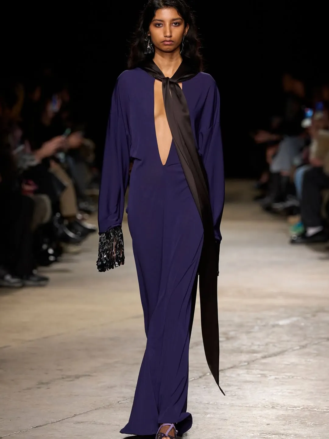 Phụ kiện scarf nhỏ tạo điểm nhấn thanh thoát.