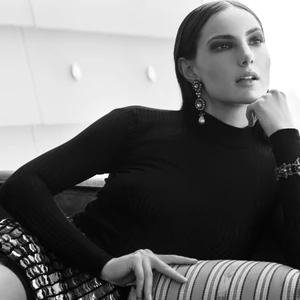 thoi trang di bien ao dai tay den