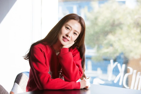 Phong cách thời trang U50 thanh lịch của diễn viên Kim Hyun Joo