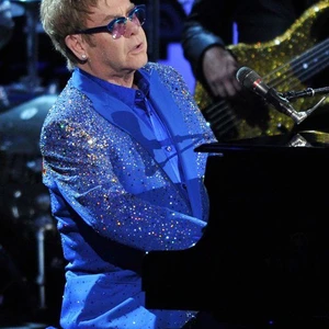 Ve si cu kien Elton John quay roi tinh duc – ellevn - 00