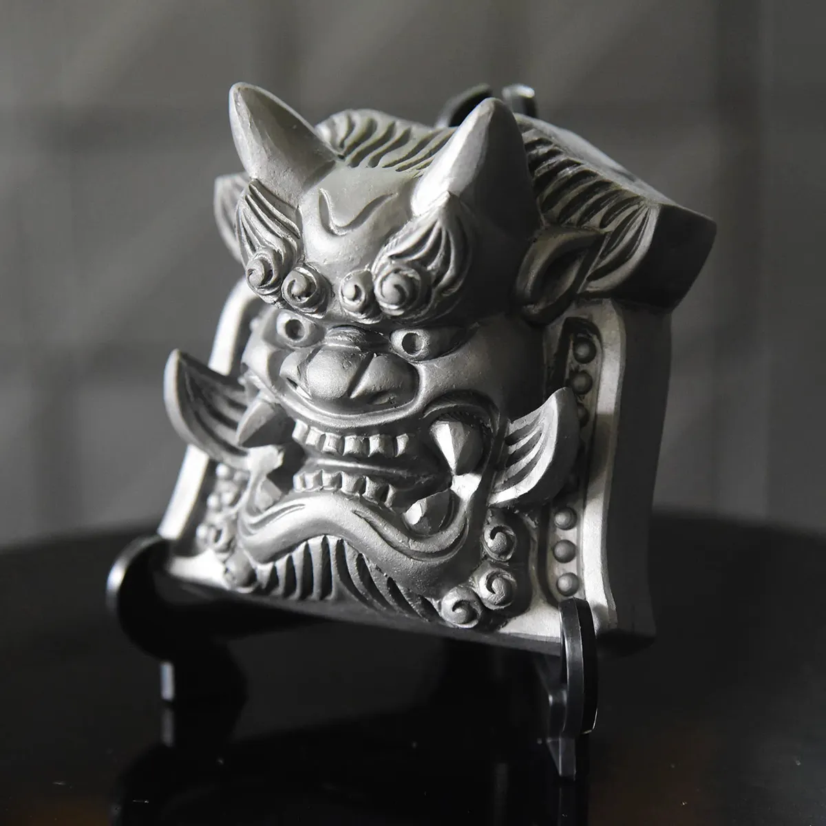 ngói quỷ onigawara trang trí cửa ra vào