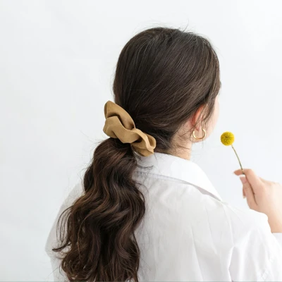 Mái tóc đẹp từ phía sau lưng cô gái - dầu gội chăm sóc từ gốc