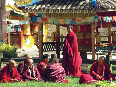 Khu làng và chùa của người Tây Tạng yên bình bên sườn núi