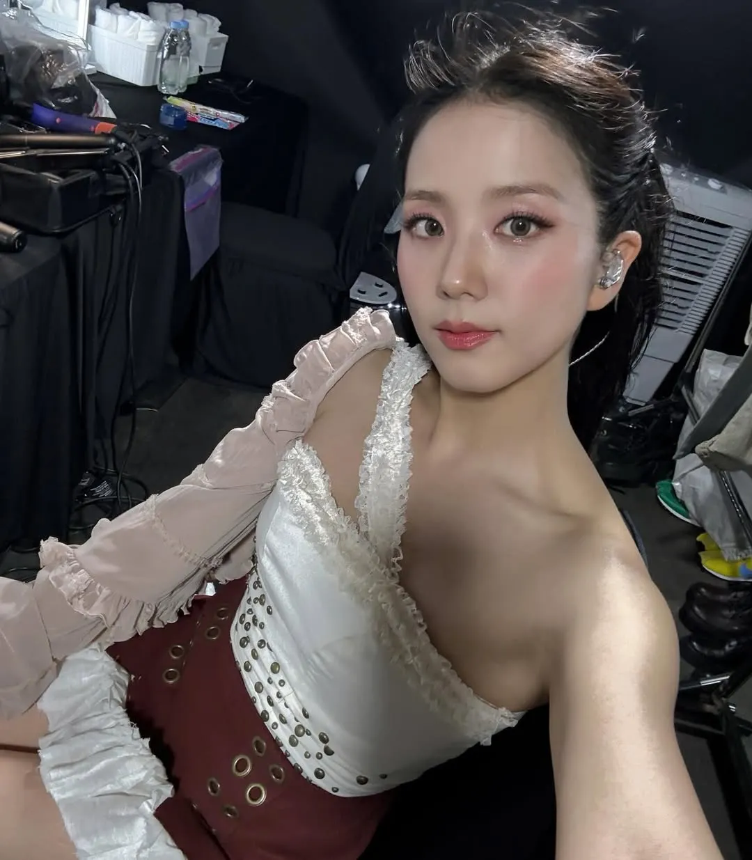Jisoo tại hậu trường DEADLINE 2025
