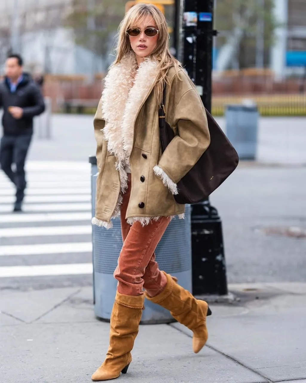 Mùa lạnh không khiến các cô nàng dừng lại mà chỉ khiến họ lựa chọn áo da dày dặn hơn.