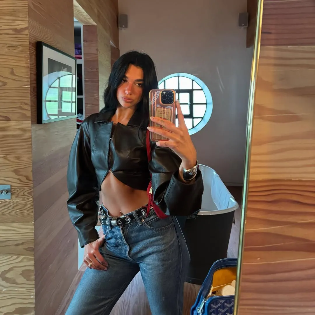 Dua Lipa diện thắt lưng đinh tán 