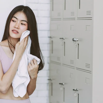 cô gái đang dùng khăn lau mồ hôi