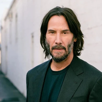 Keanu Reeves mặc áo vest đen