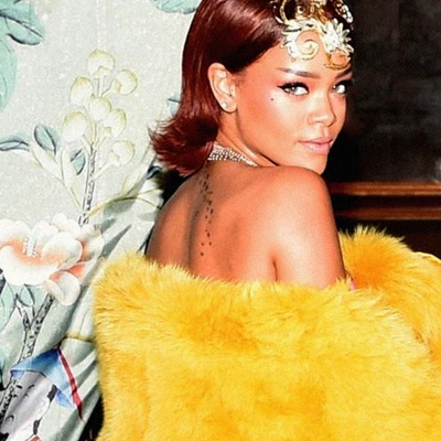 nữ ca sĩ Rihanna diện đầm dạ hội lông vàng tại thảm đỏ MET Gala 2015