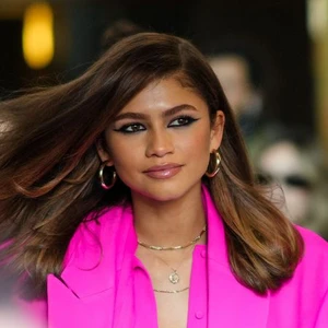 Zendaya và phong cách làm đẹp ấn tượng tại Paris Fashion Week 2022