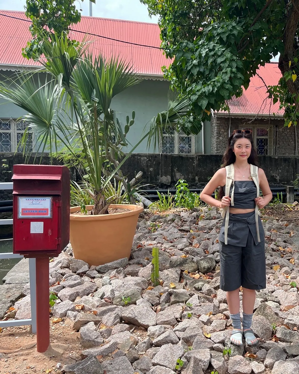 Sojin diện giày 5 ngón