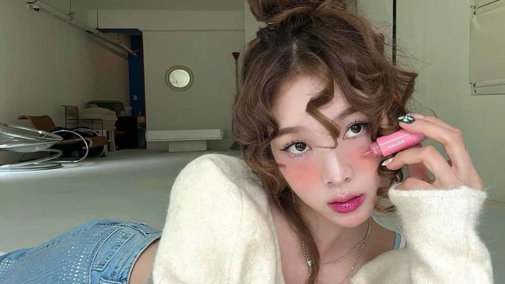 cô gái đánh má hồng