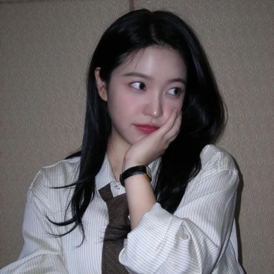 Ca sĩ Yeri (Red Velvet) mặc áo sơ mi