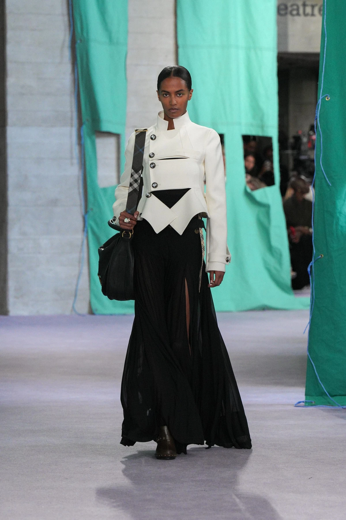 váy đen maxi Burberry