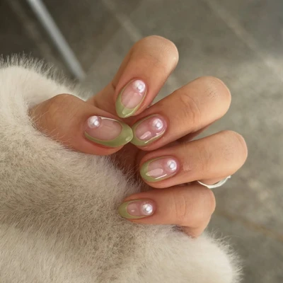 bàn tay sơn móng xanh ô liu