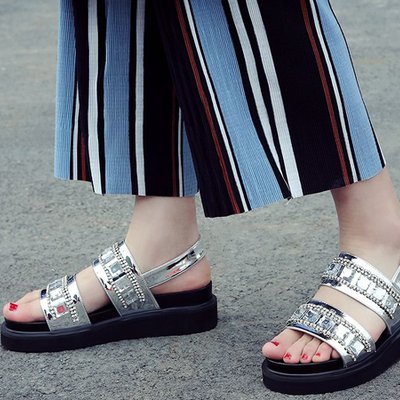 sandals kết hợp cùng các món đồ mùa hè
