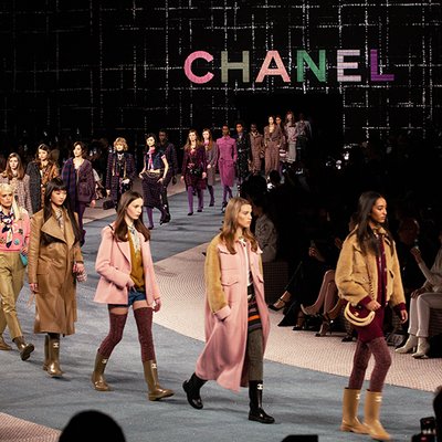Sự trở lại của các kiểu tóc mang cảm hứng cổ điển tại Chanel Thu Đông 2022
