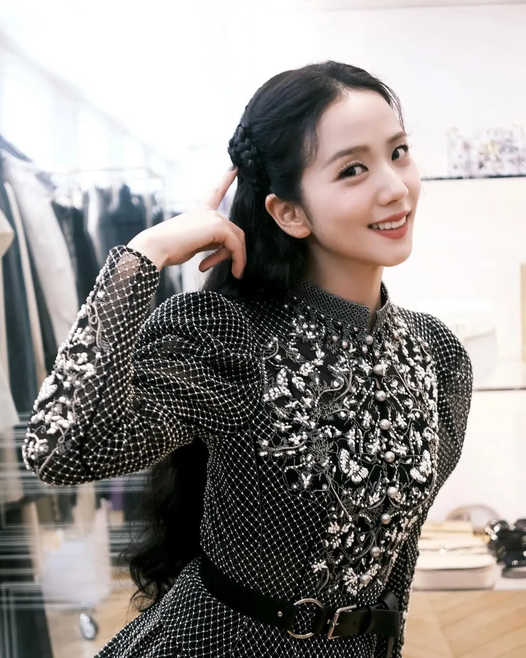 Jisoo - tóc buộc nửa đầu, tết nhẹ một bên