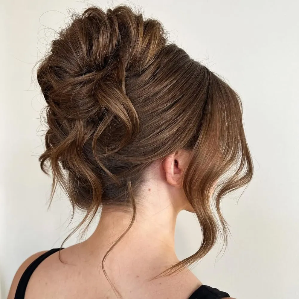 Hình ảnh kiểu tóc French twist hiện đại tinh tế.