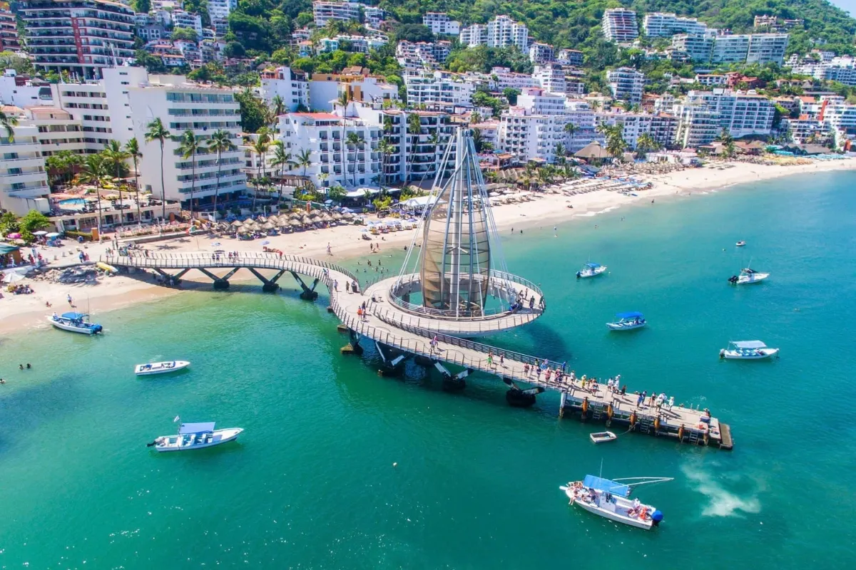 View toàn cảnh Playa de los Muertos, Puerto Vallarta, Pride Month 2025 LGBTIQ+