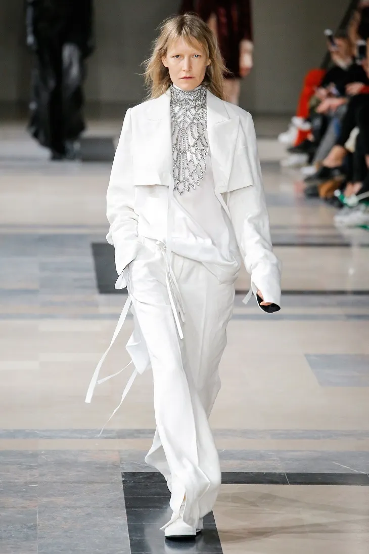 ELLE Việt Nam - Những chân dài đình đám thập niên 90 từ giã sàn runway giờ ra sao (13) ELLE Việt Nam - Những chân dài đình đám thập niên 90 từ giã sàn runway giờ ra sao (13)