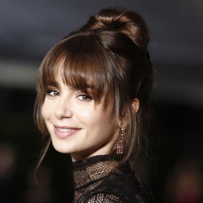 Lily Collins buộc tóc và mặc đầm đen