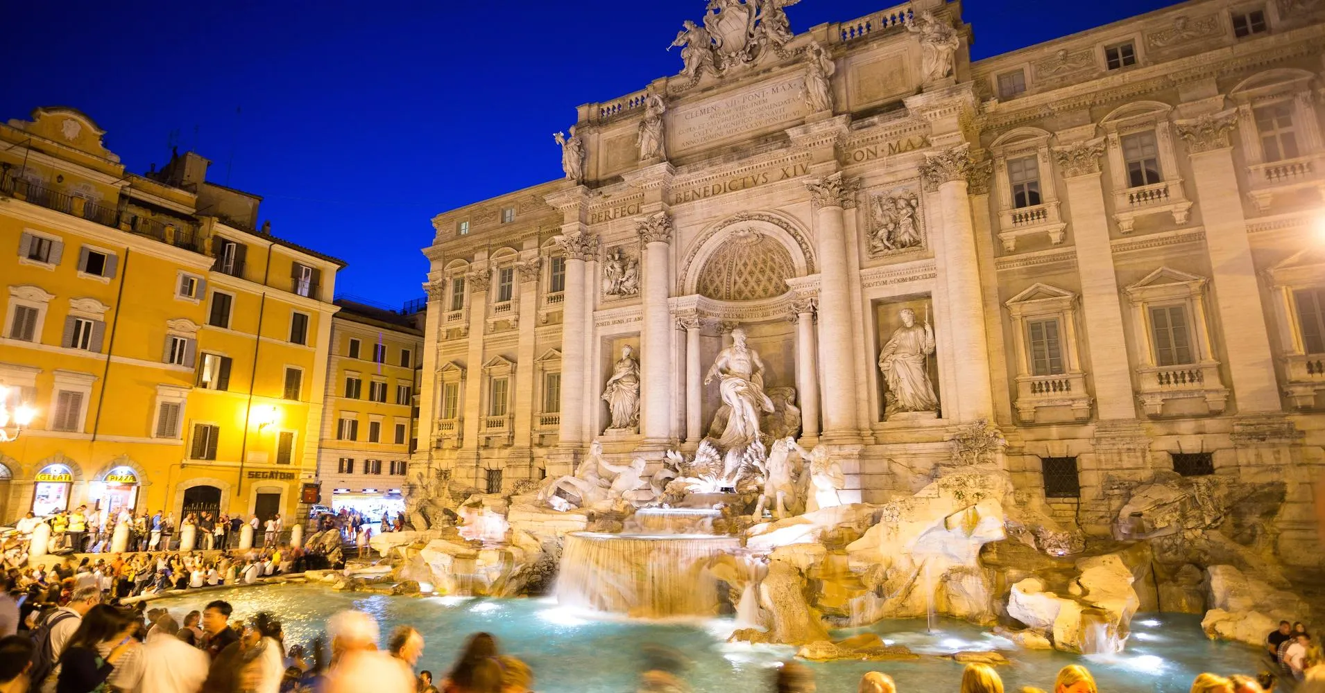 tết nguyên đán - Đài phun nước Trevi ở Rome - elle vietnam