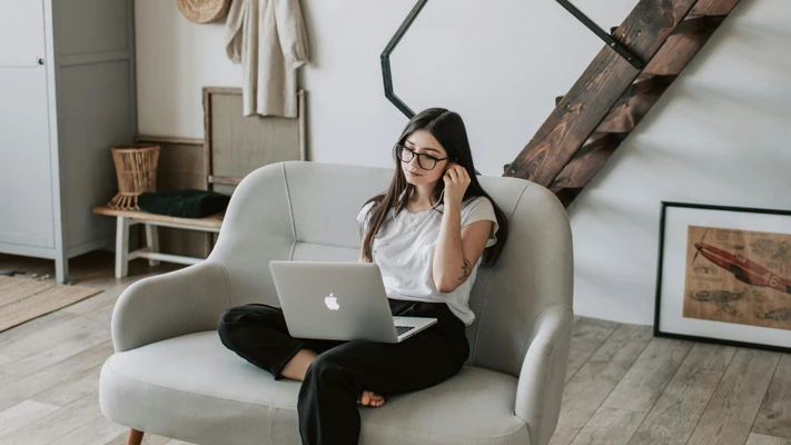 cô gái làm việc thành công với macbook