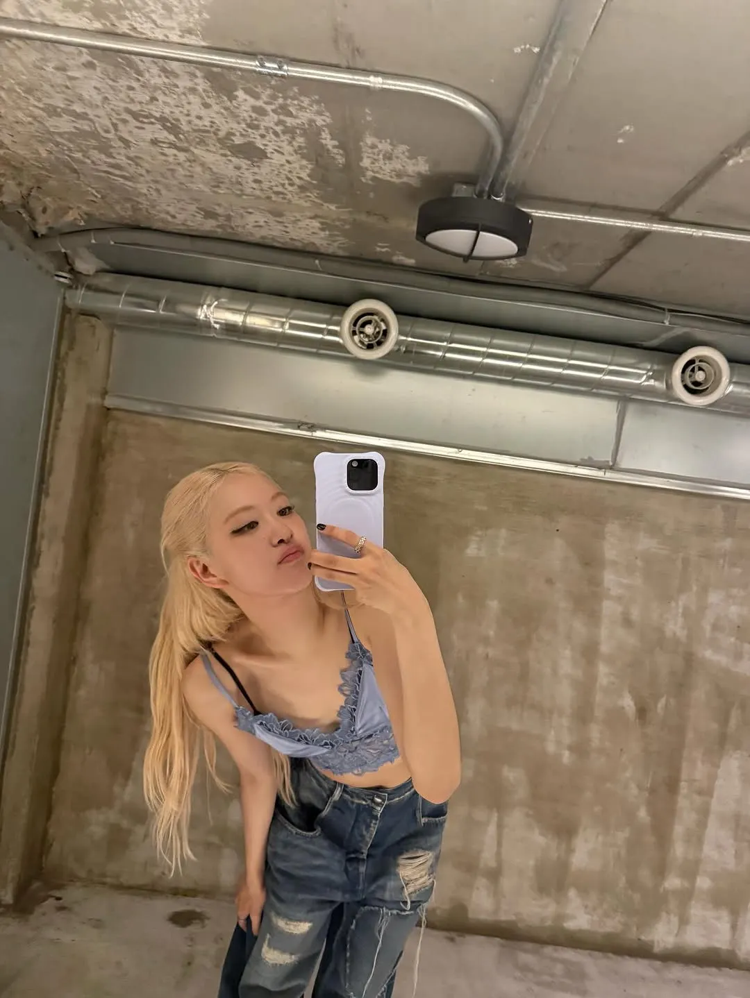 roses_are_rosie diện quần jeans rách 