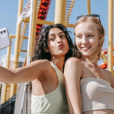 cô gái tạo dáng selfie