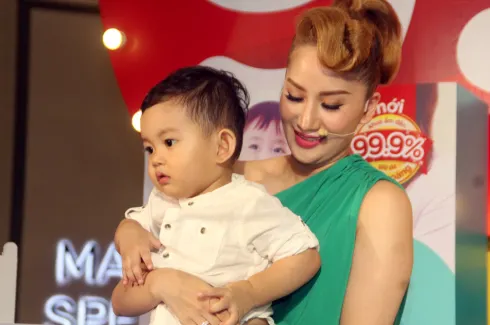 Kubin - Con trai của Khánh Thi lộ rõ vẻ hiếu kỳ trong vòng tay mẹ