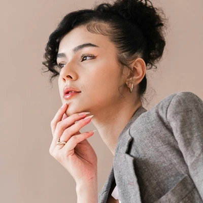 cô gái đặt tay lên cằm