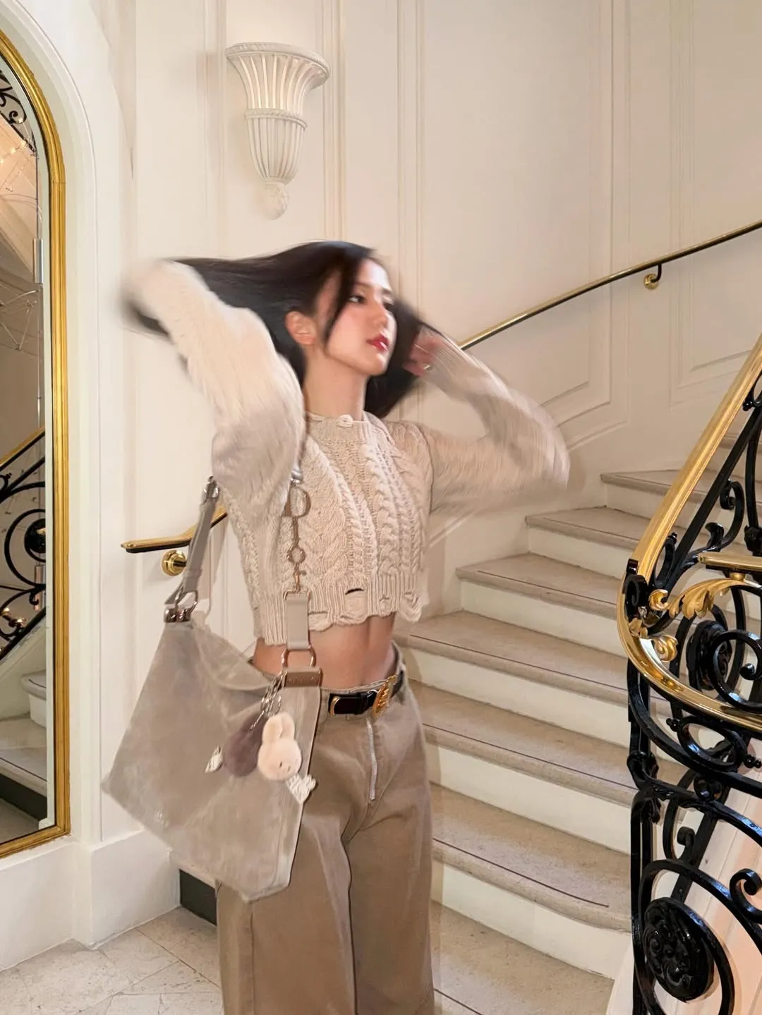 Jisoo (BLACKPINK) mang túi xách Diorly màu cát (sabbia) 2