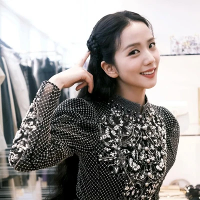 Jisoo tết tóc, buộc tóc đẹp