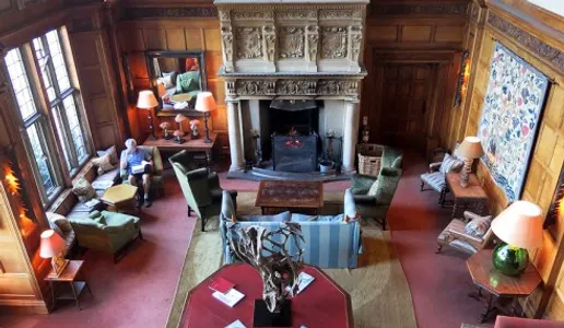 Một gian phòng khách ấm cúng của tòa lâu đài.