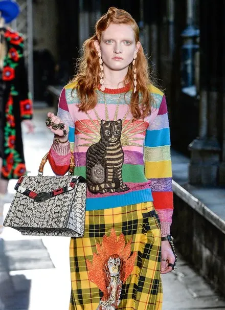 Vẫn là Gucci với chú mèo được thể hiện trên tổng thể màu sắc vô cùng bắt mắt.