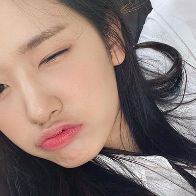 Bí quyết làm đẹp giúp những cô nàng yêu đời thu hút hơn đó là lớp trang điểm tươi tắn và mái tóc óng ả suôn mượt.