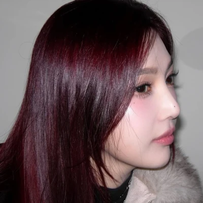 làm đẹp - Joy (Red Velvet) nhuộm tóc màu đỏ tím và trang điểm tone hồng đào