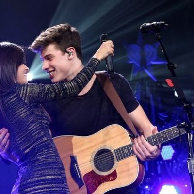 shawn và camila ôm nhau trên sân khấu