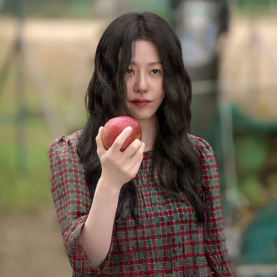 Go Hyun Jung và phong cách đối lập từ quý cô tối giản đến “Queen Mantis"