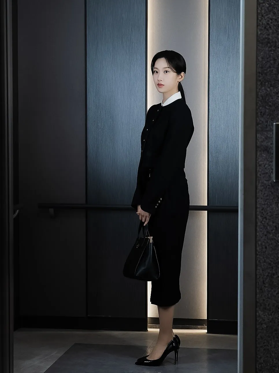 Phụ kiện tạo điểm nhấn tinh tế cho Moon Ga Young.