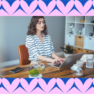 cô gái đeo đai chống gù lưng khi làm việc