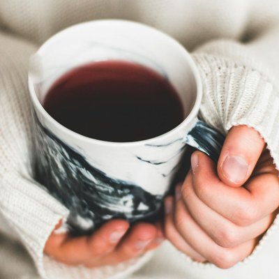 Tay cằm cốc nước dâu tằm.