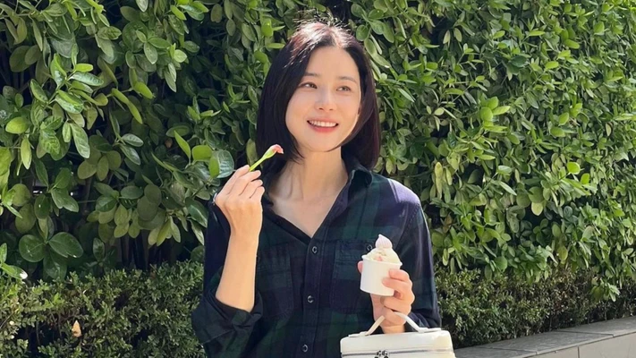 Lee Bo Young dưỡng da rạng rỡ ở độ tuổi 45.