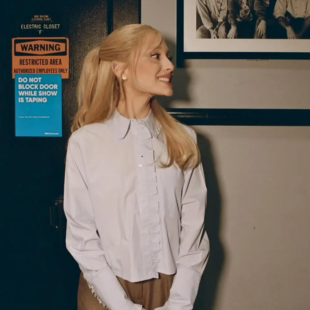 Ariana Grande mang áo sơ mi cùng kiểu tóc đơn giản buộc nửa