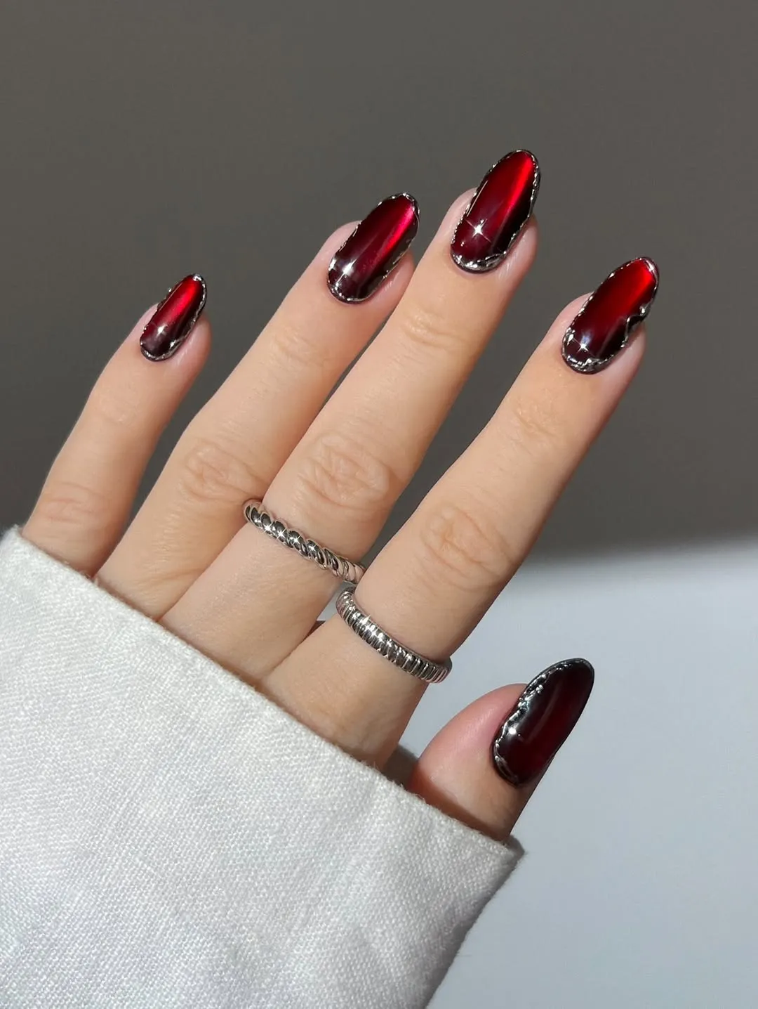 Mẫu nail đỏ với kiểu sơn mắt mèo
