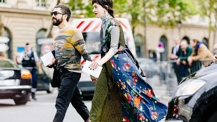 Street style Paris Xuân - Hè 2018: Sắc màu nồng ấm lên ngôi