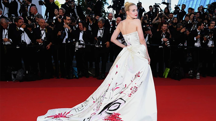 Elle Fanning - vẻ đẹp trong suốt giữa Cannes 2017 ELLE VN
